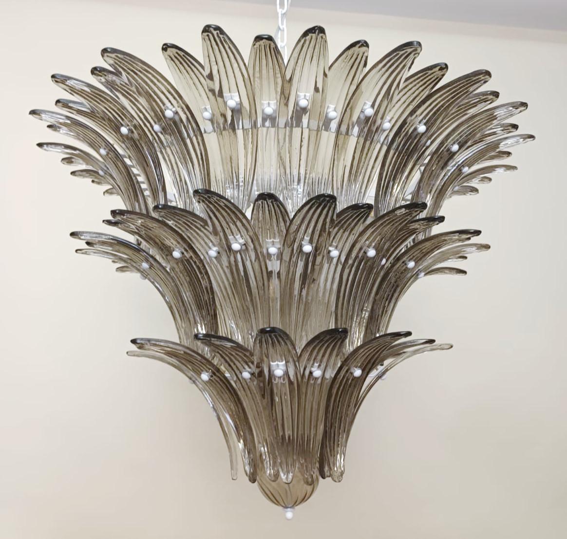 Mid-Century moderno Lampadario Smoky Tiered Palmette di Fabio Ltd in vendita