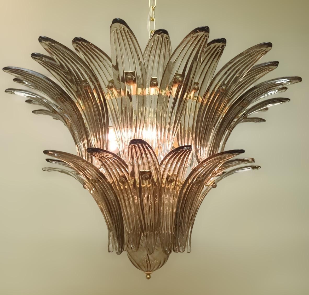 Lustre Palmette italien avec des feuilles en verre Murano fumé disposées sur deux niveaux et montées sur un cadre en métal doré / Fabio LTD en Italie
Diamètre : 25,5 pouces / Hauteur : 18 pouces plus la chaîne et le baldaquin
6 lampes / type E26 ou