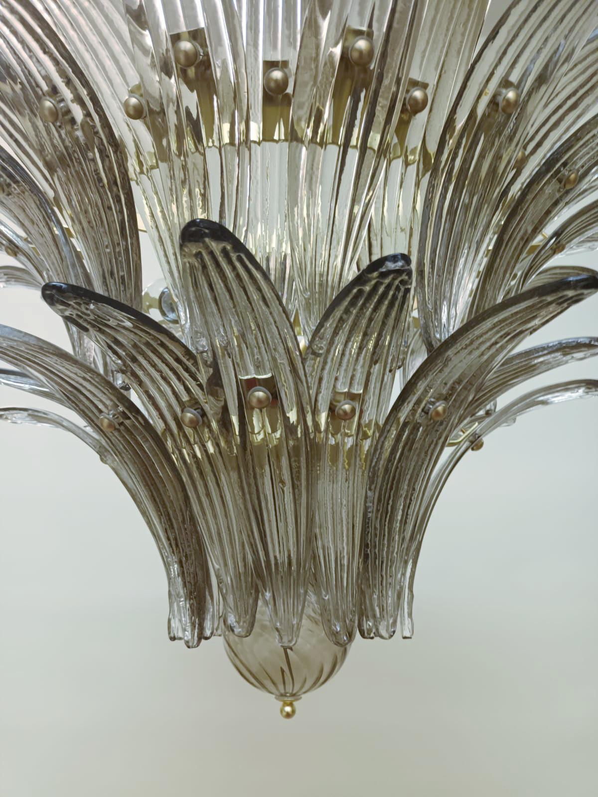 Moderne Lustre à palettes Smoky Tiered Palmette en vente