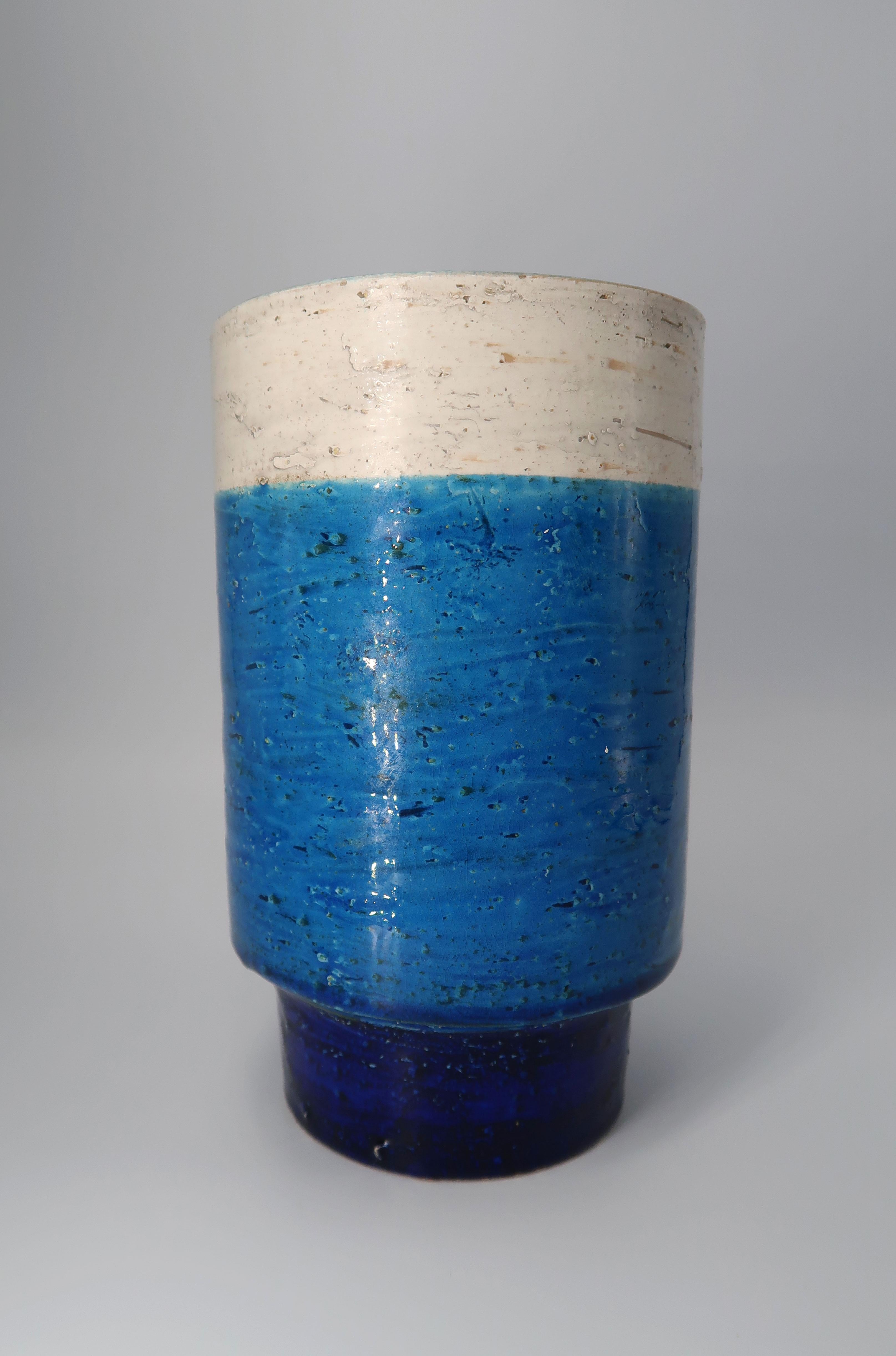 Beautiful and smooth shiny glazed Italian Mid-Century Modern vase attributed to Aldo Londi (1911-2003) for Bitossi Ceramiche. Shiny glaze on chamotte clay. Londi's trademark color Rimini Blu on the belly and the inside, dark blue on the bottom and a