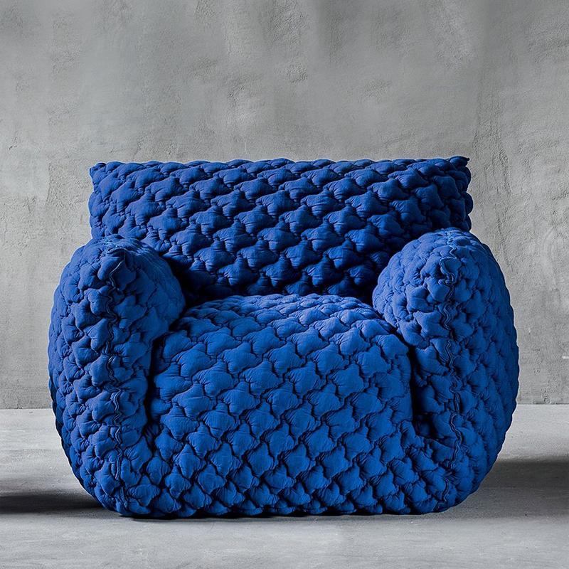Fauteuil lounge lisse bleu rembourré
avec une mousse en polyuréthane recouverte d'un polyester
un matelassage en fibres et un duvet d'oie. Couverture amovible.
Disponible en :
L107xP100xH80, hauteur du siège : 45cm. Prix : 5900,00€
L145xD110xH85,