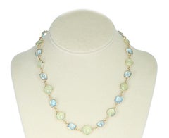 Collana con doppio cabochon di topazio blu e prehnite verde in oro giallo 18 carati