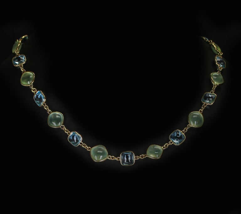 Smooth Blue Topaz and Green Prehnite Double Cabochon 18K Yellow Gold Necklace In New Condition For Sale In New York, NY