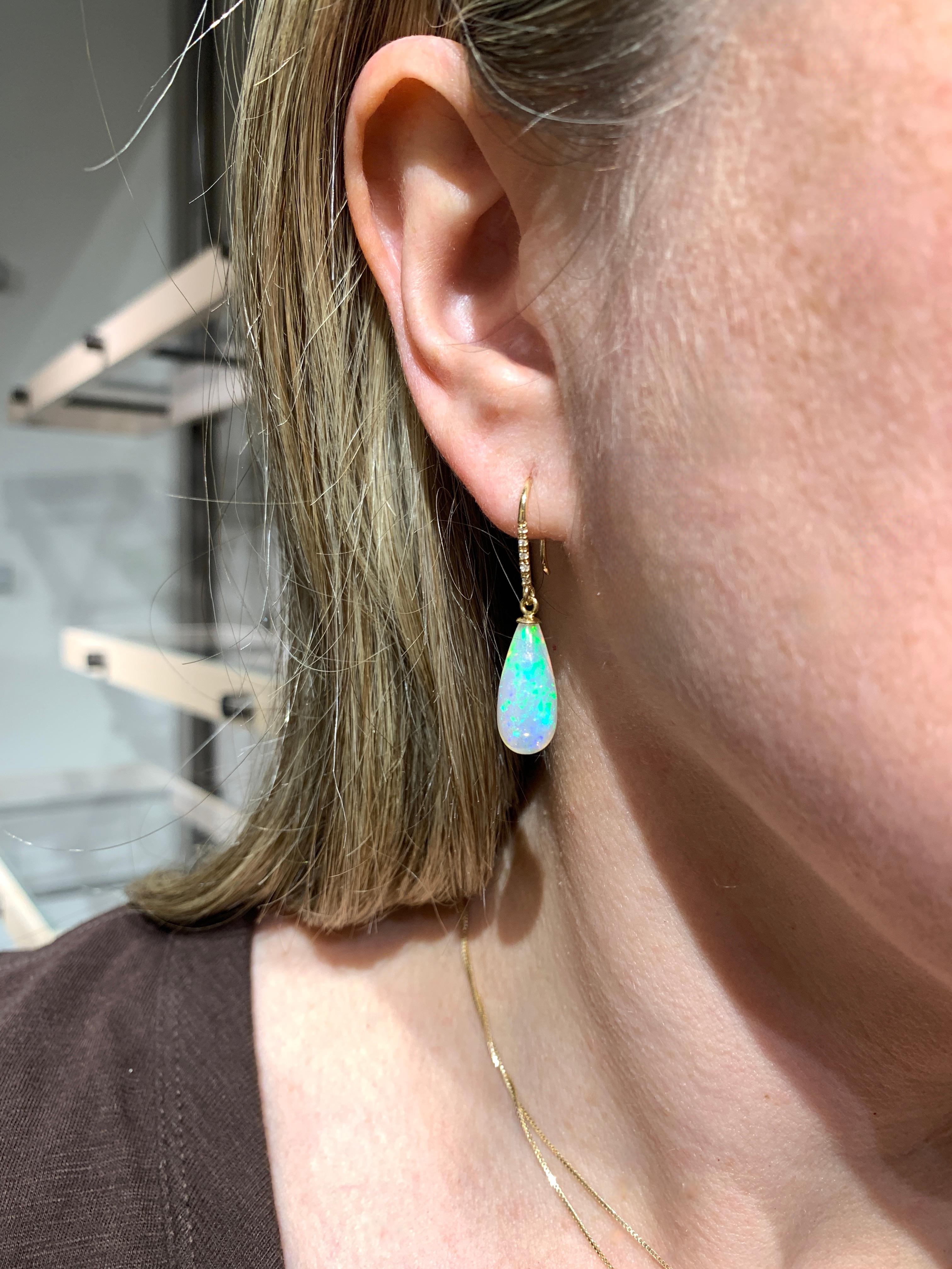 Gli orecchini a goccia unici nel loro genere della designer di gioielli Just Jules presentano una coppia di gocce briolette lisce di opale etiope naturale, dal colore infuocato. La coppia di gemme è rifinita da fili per orecchie in oro giallo 14k