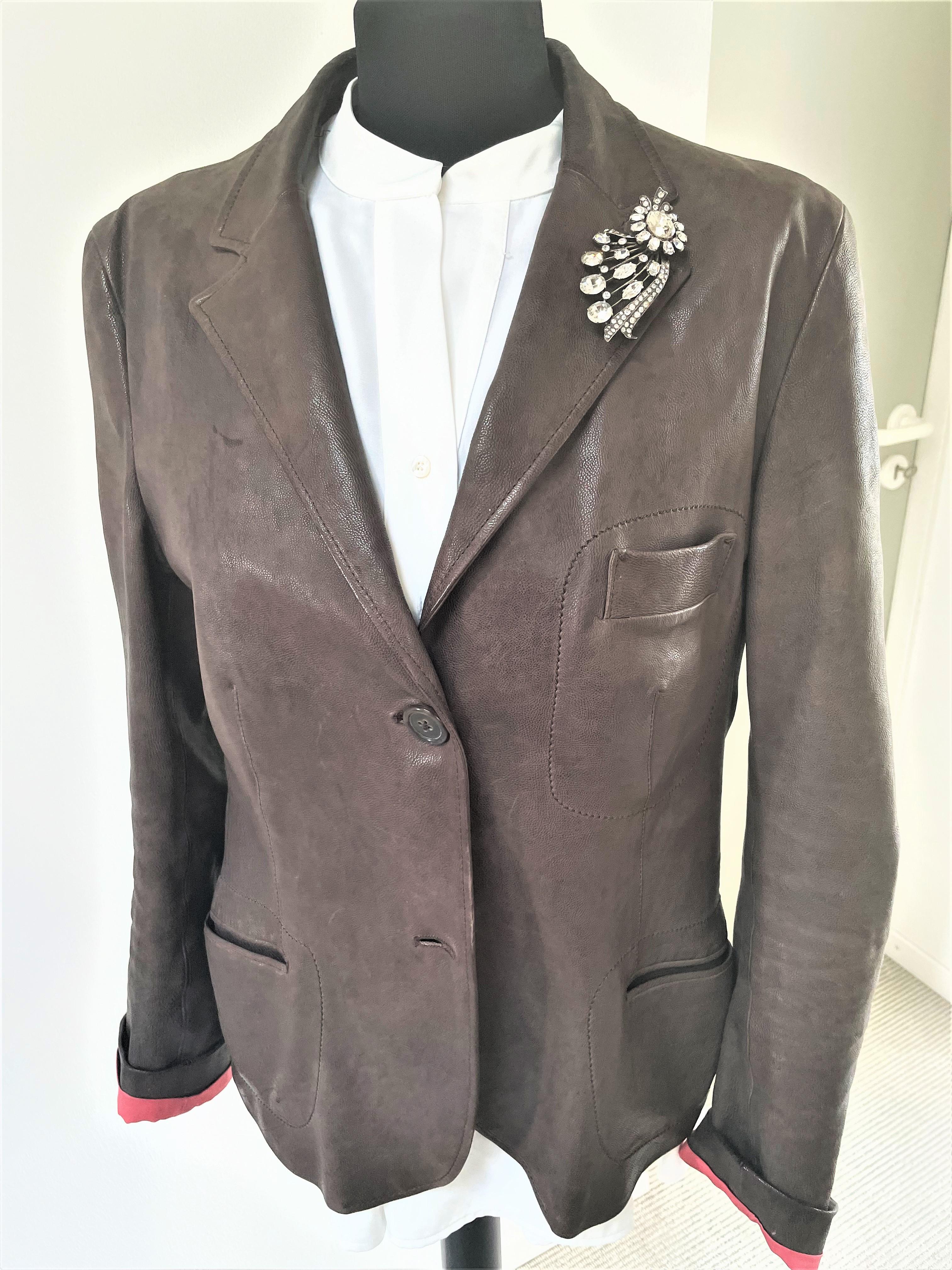 About
A beautiful brown blazer made of smooth leather by Jil Sander, the pink lining is very decorative. German size 44. The model corresponds to size 42 German
Measurement:
Chest 43 inches ( 110 cm ) Center Back Length 25 inches ( 64 cm ), Sleeve