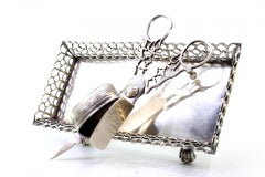 Smooth morrões tray & scissors w/ rack, resting on 4 feet w/ claw-shaped reliefs