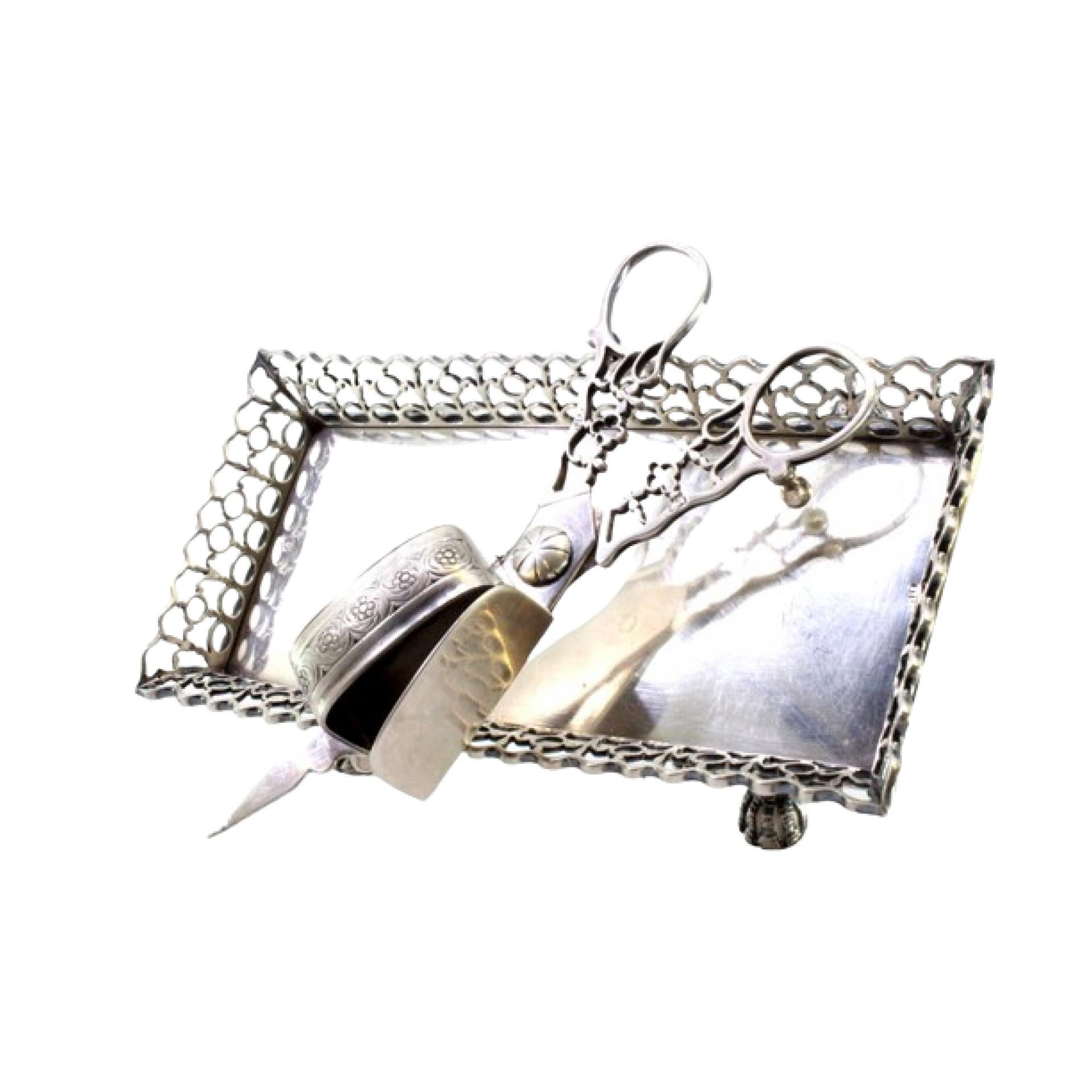 Smooth morrões tray 
scissors w/ rack, resting on 4 feet w/ claw-shaped reliefs