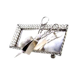 Smooth morrões tray 
scissors w/ rack, resting on 4 feet w/ claw-shaped reliefs