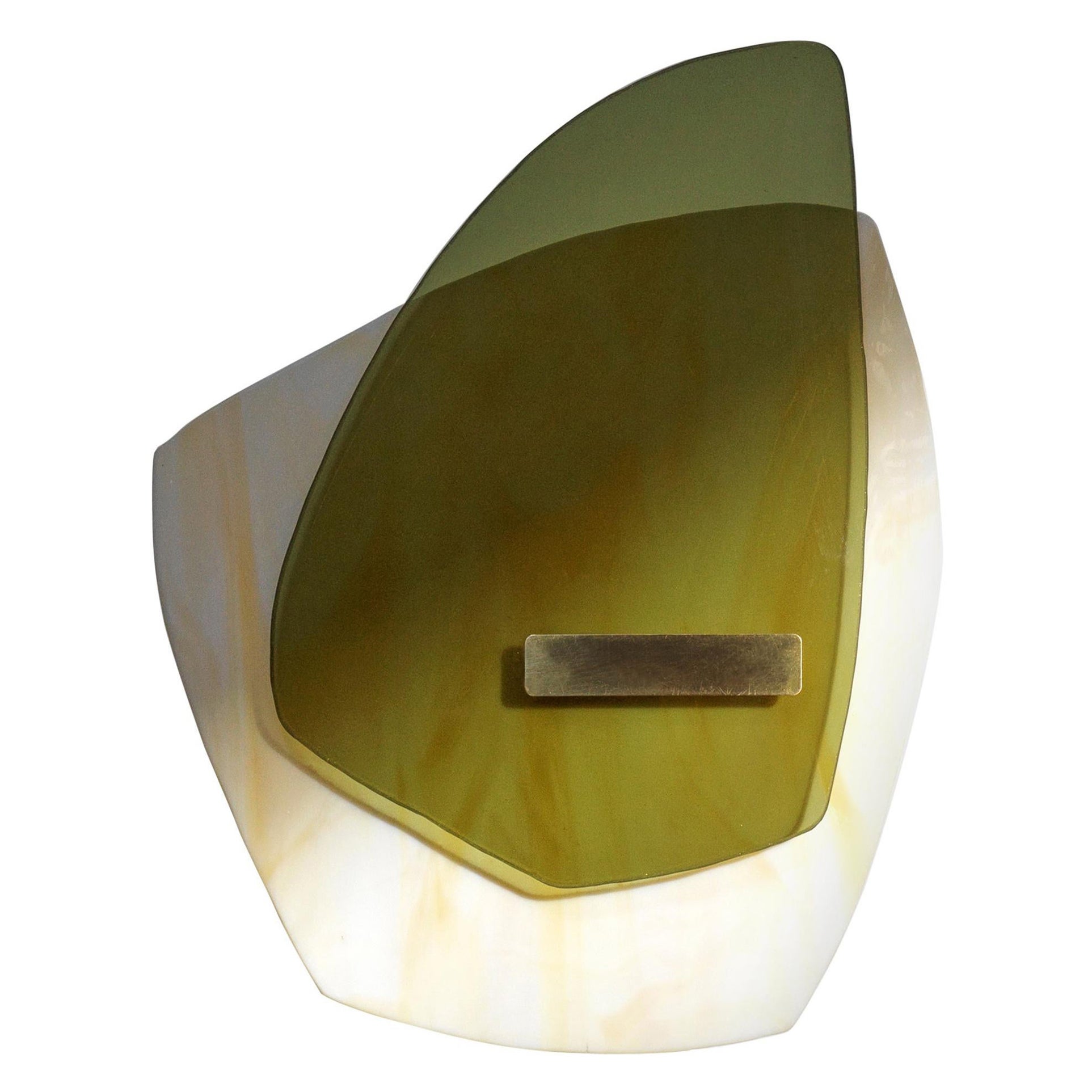 Sculpture lumineuse en verre vert olive lisse, laiton brossé de Marie Jeunet
