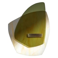Sculpture lumineuse en verre vert olive lisse, laiton brossé de Marie Jeunet