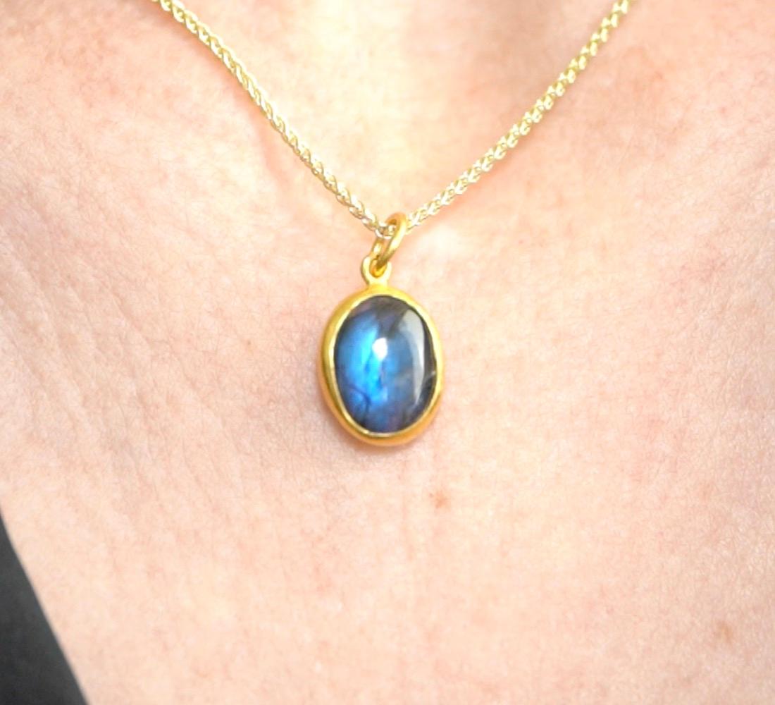 Contemporary Smooth, Oval 5.45 Ct Labradorite Charm Pendant Necklace, 24kt Solid Gold For Sale