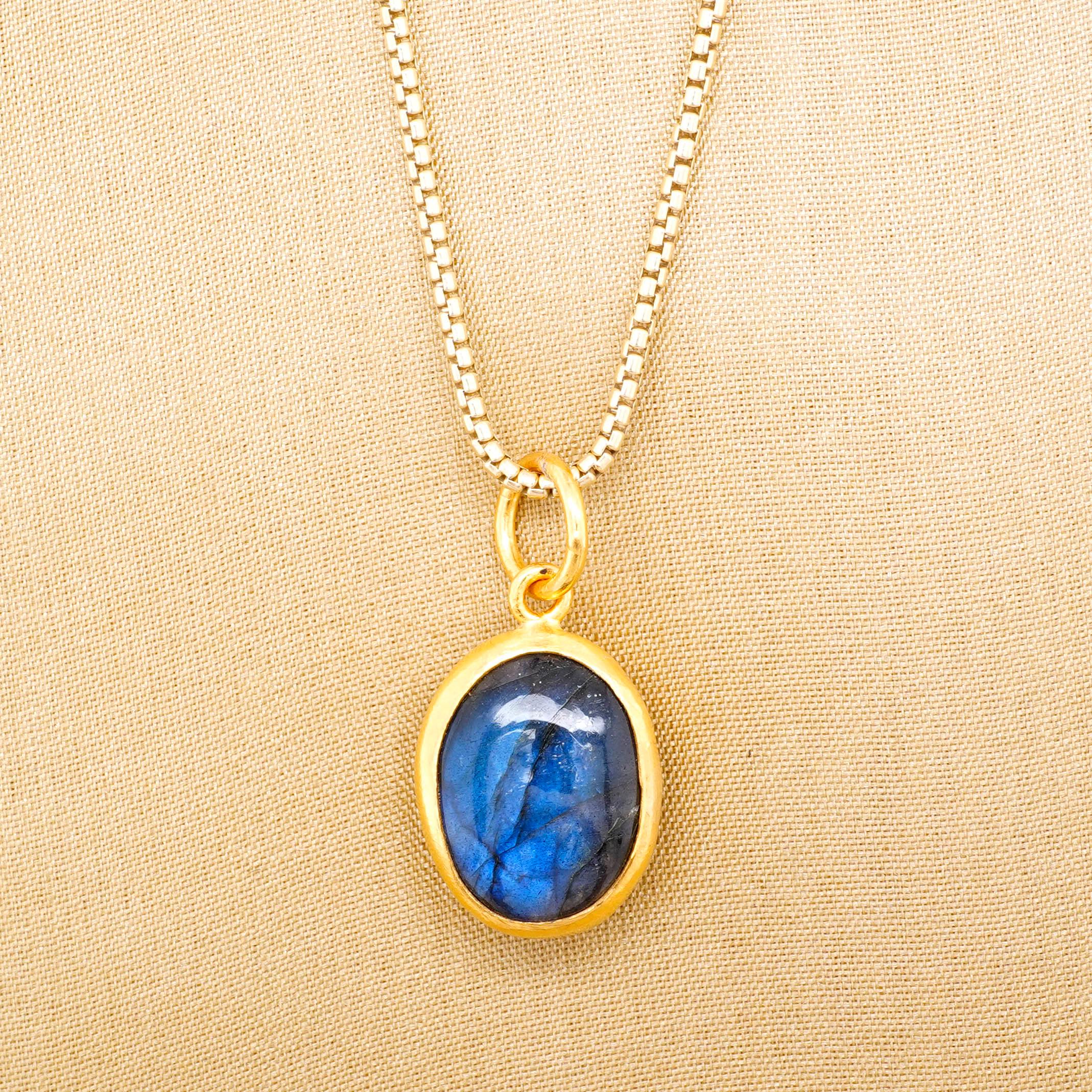 Oval Cut Smooth, Oval 5.45 Ct Labradorite Charm Pendant Necklace, 24kt Solid Gold For Sale