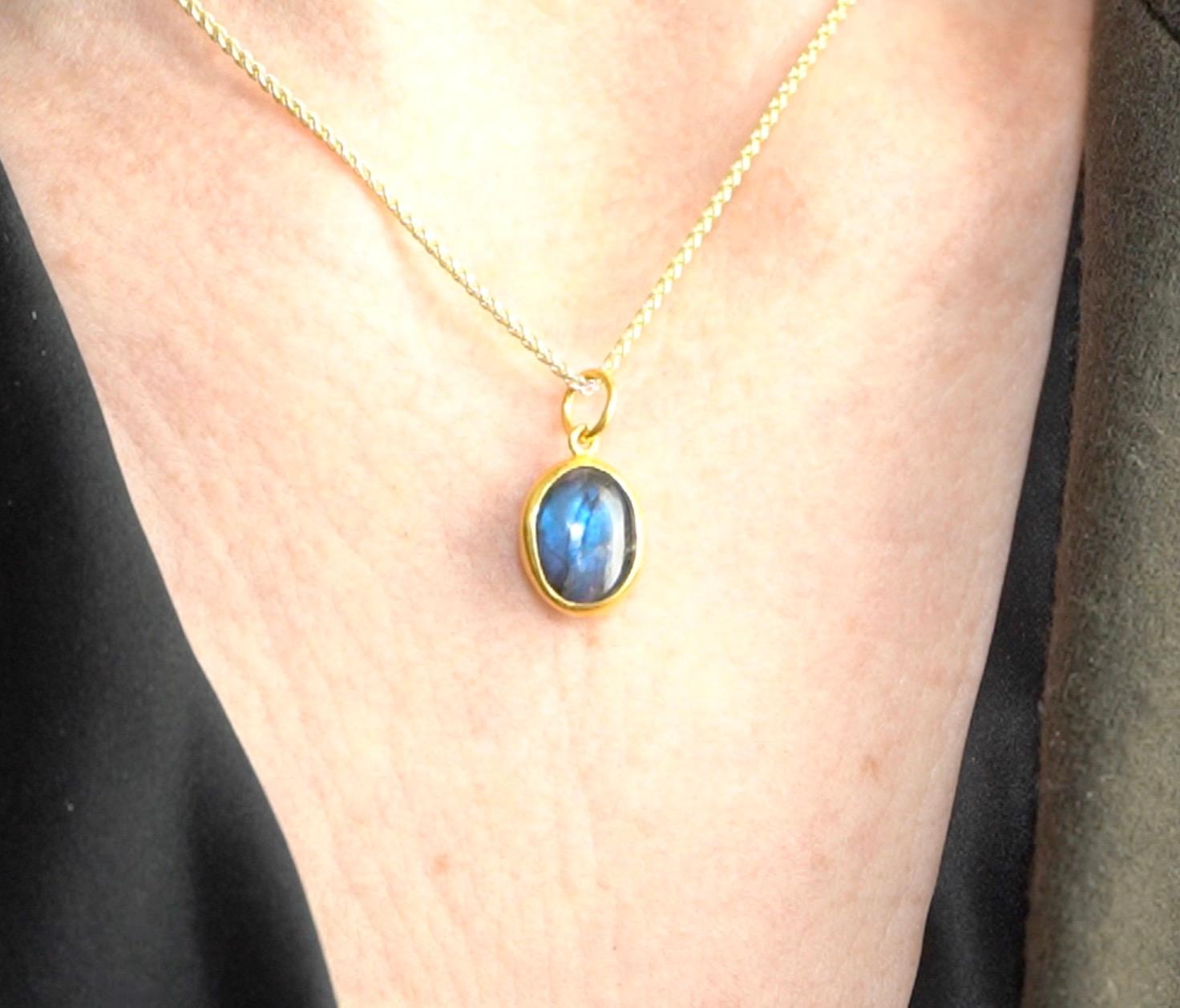 Smooth, Oval 5.45 Ct Labradorite Charm Pendant Necklace, 24kt Solid Gold In New Condition For Sale In Bozeman, MT