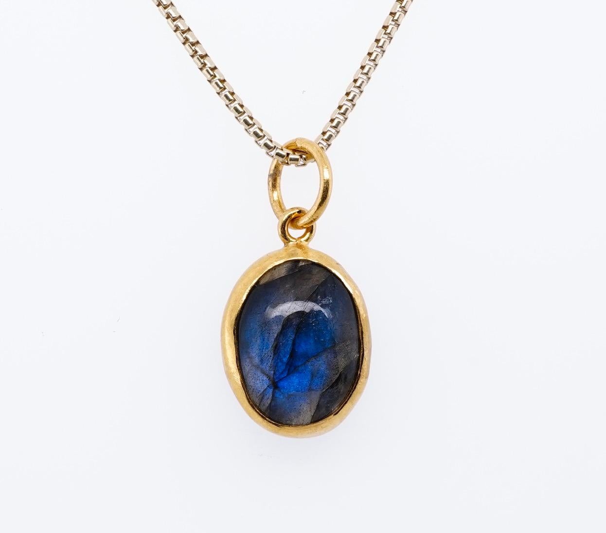 Smooth, Oval 5.45 Ct Labradorite Charm Pendant Necklace, 24kt Solid Gold For Sale 4