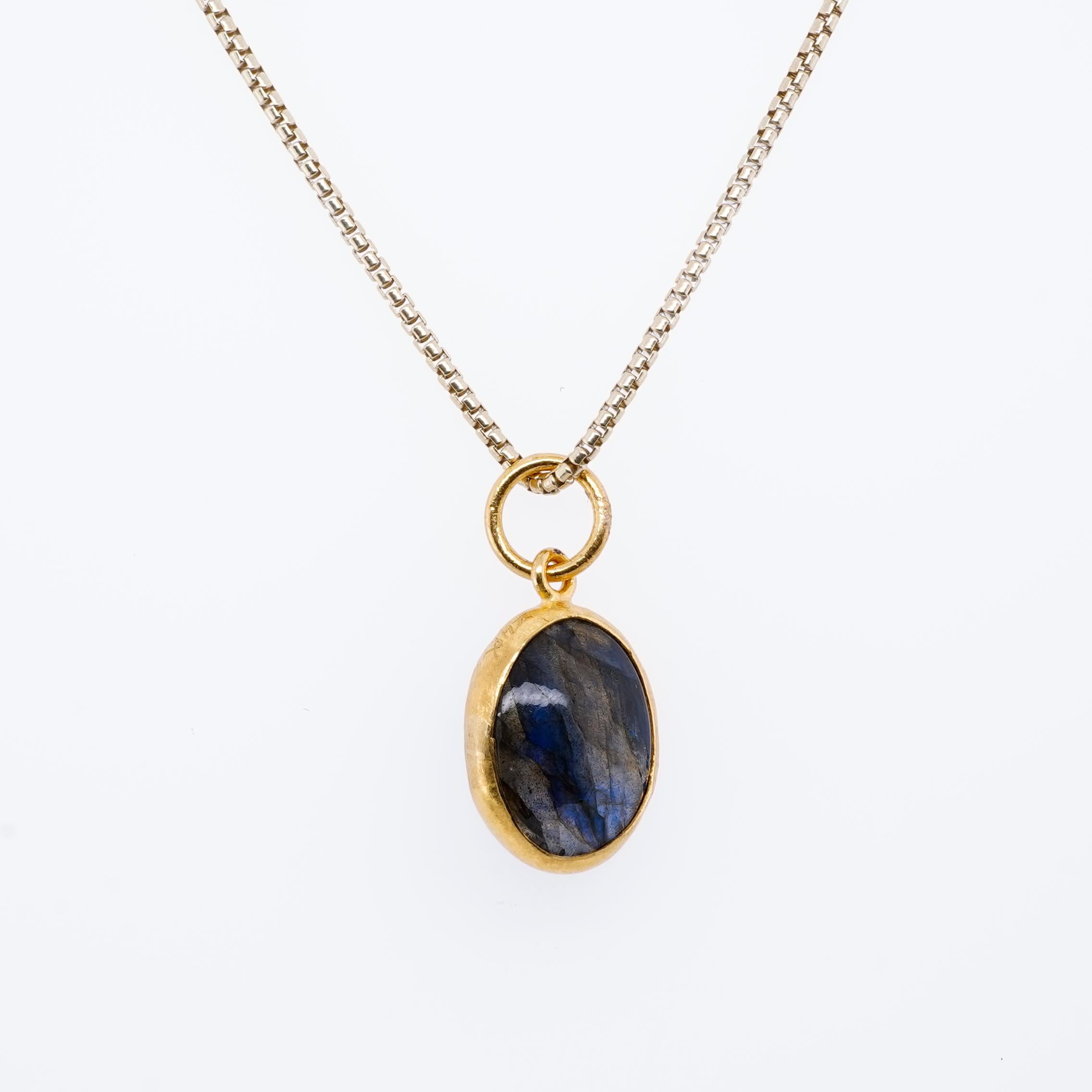 Smooth, Oval 5.45 Ct Labradorite Charm Pendant Necklace, 24kt Solid Gold For Sale 2