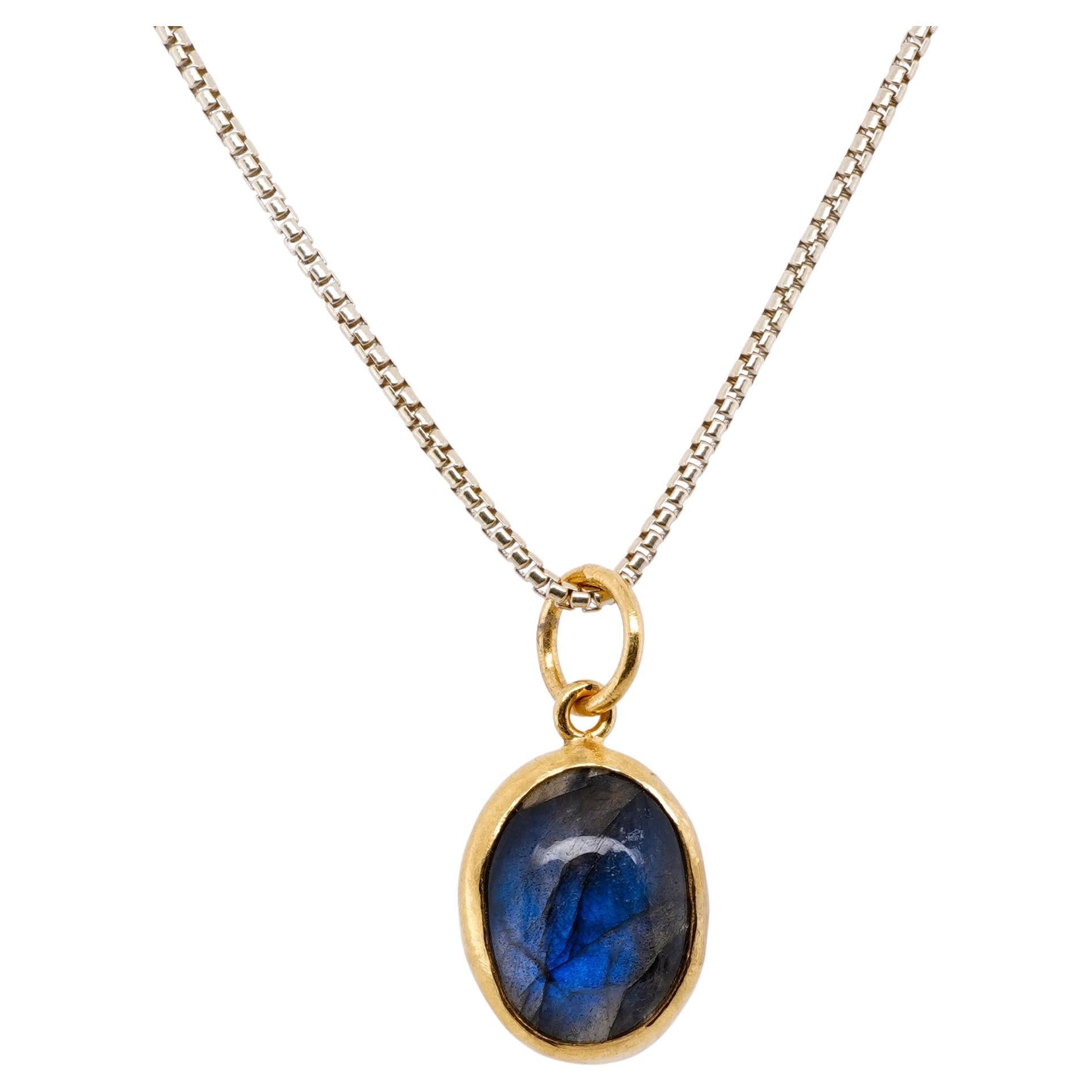 Smooth, Oval 5.45 Ct Labradorite Charm Pendant Necklace, 24kt Solid Gold For Sale 1