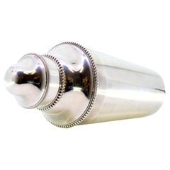 Smooth pearlescent silver shaker with removable lid