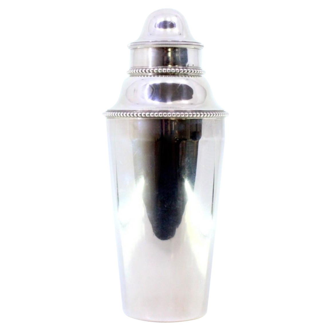 Smooth pearlescent silver shaker with removable lid
