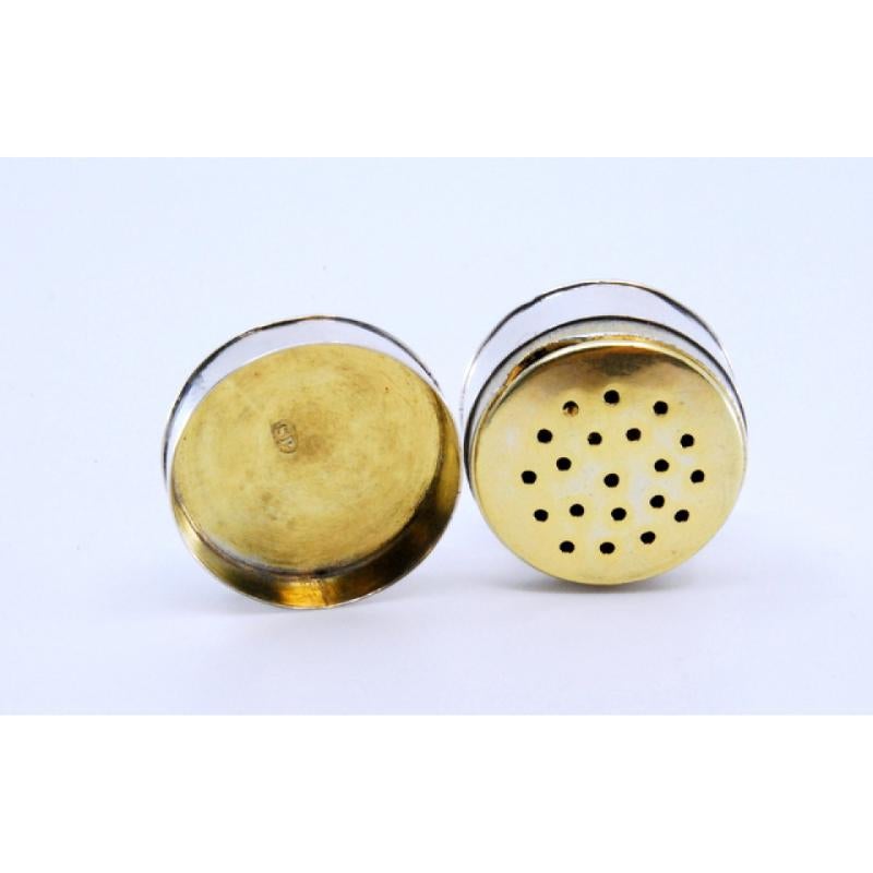 Silver Smooth round silver and gold vinaigrette box from the George III period For Sale