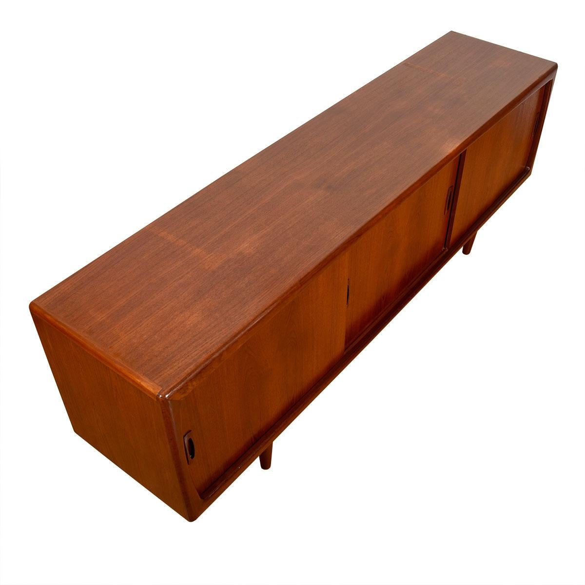 Smooth Rounded Edges Danish Teak Sideboard with Optional Display Top In Excellent Condition In Kensington, MD