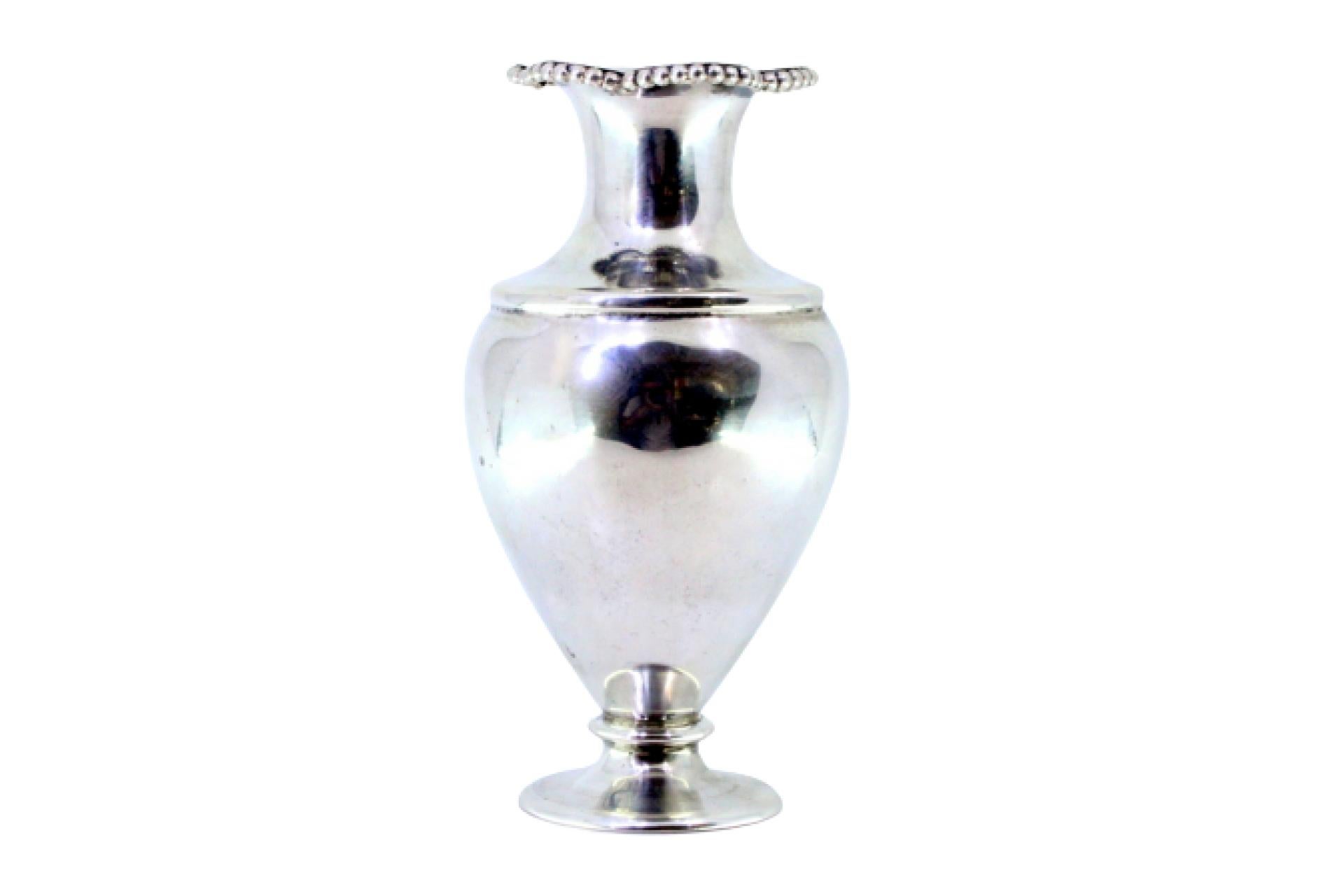Smooth, rounded silver jug For Sale