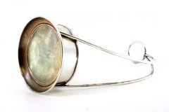 Smooth silver bottle holder with stripe