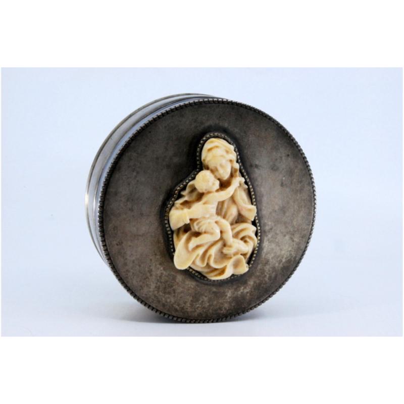 Description: Smooth silver box with a circular shape, pearly on the edge, with a lady and boy on the lid. Metal: Silver. Origin: Portuguese. Mark: standing eagle. Weight: 171.62 grams. Dimensions: 10x3.6cm. Content: 833/1000. Assay Mark: Yes,