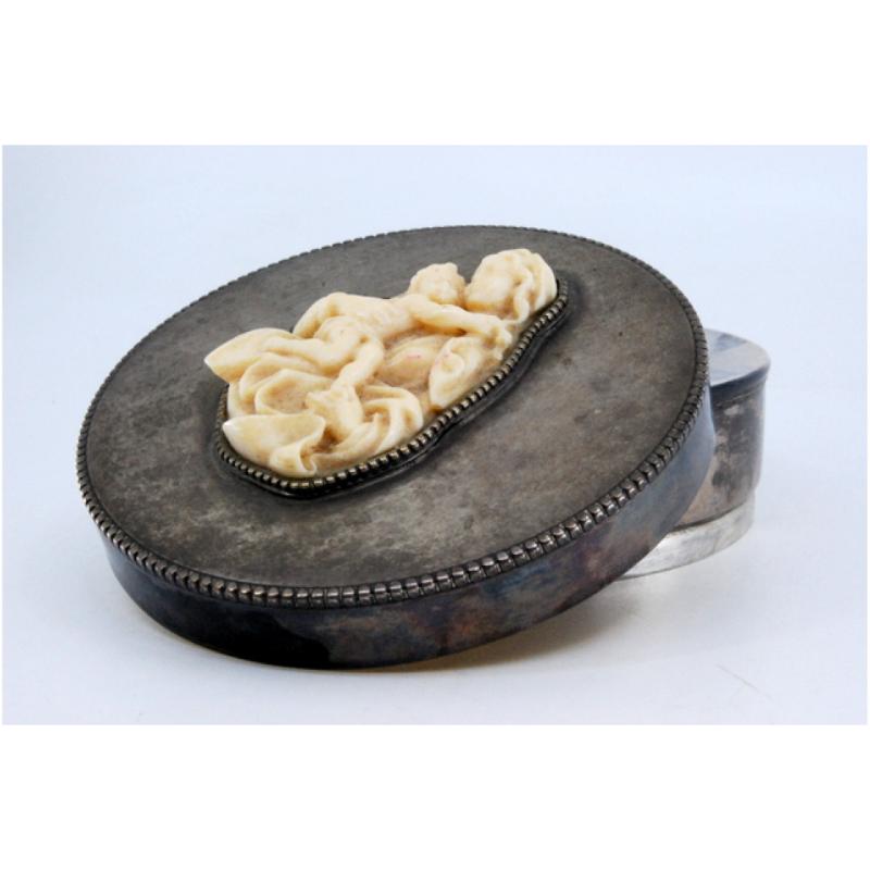 Smooth silver box w/ a circular shape & pearly edges, w/ a lady & boy on the lid In Good Condition For Sale In Porto, PT