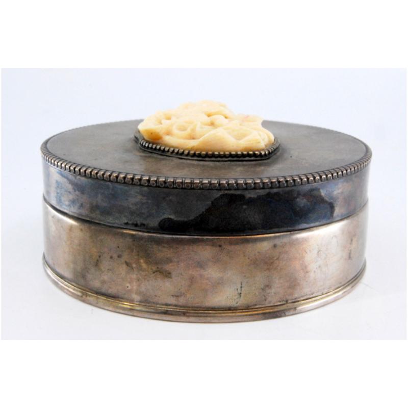 Smooth silver box w/ a circular shape & pearly edges, w/ a lady & boy on the lid For Sale 3