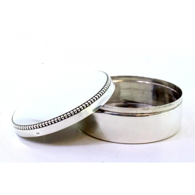 European Smooth silver box with a circular shape and pearly surround For Sale