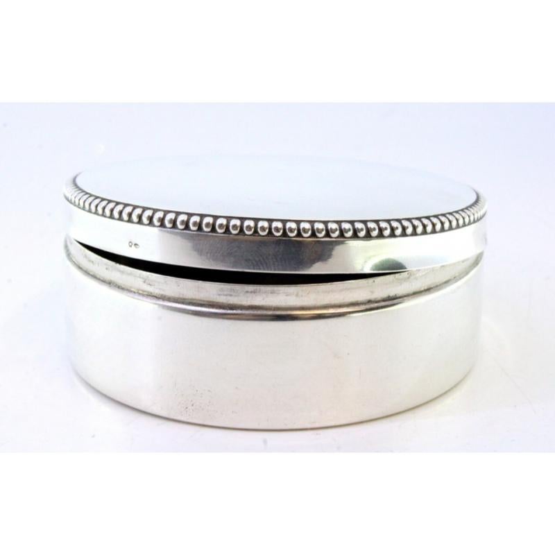Smooth silver box with a circular shape and pearly surround In Good Condition For Sale In Porto, PT