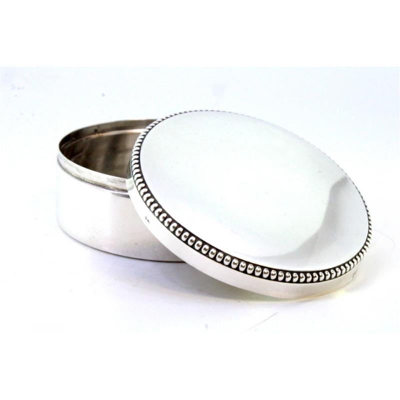 Silver Smooth silver box with a circular shape and pearly surround For Sale