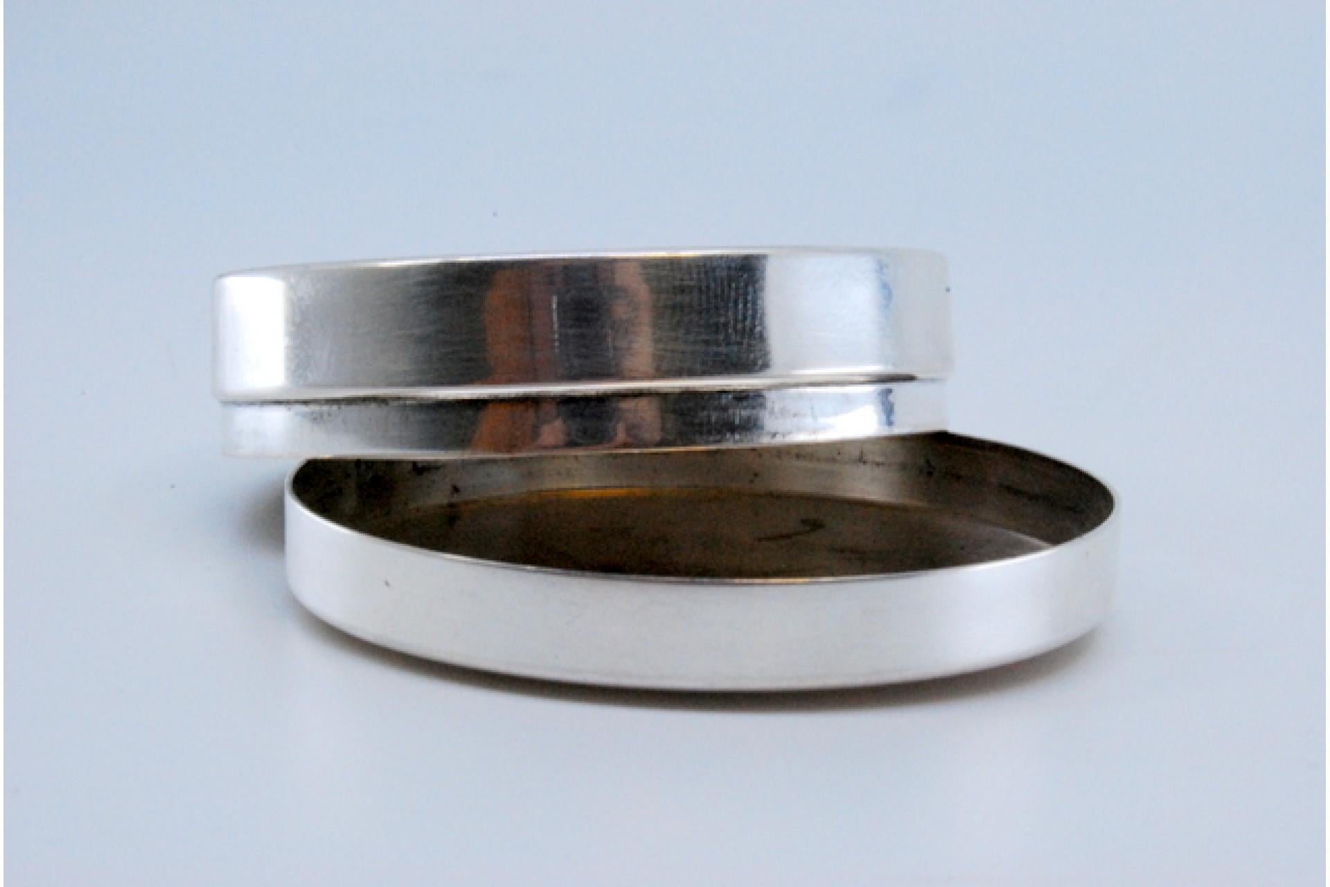 Beschreibung: Glatte Silberdose mit runder Form und abnehmbarem Deckel. Metall: Silber. Herkunft: Europäisch. Marke: Abwesend. Gewicht: 36,52 Gramm. Abmessungen: 5,5x1,6 cm. Inhalt: 800/1000. Prüfzeichen: Ja. Zusätzliche Informationen: Guter Zustand.