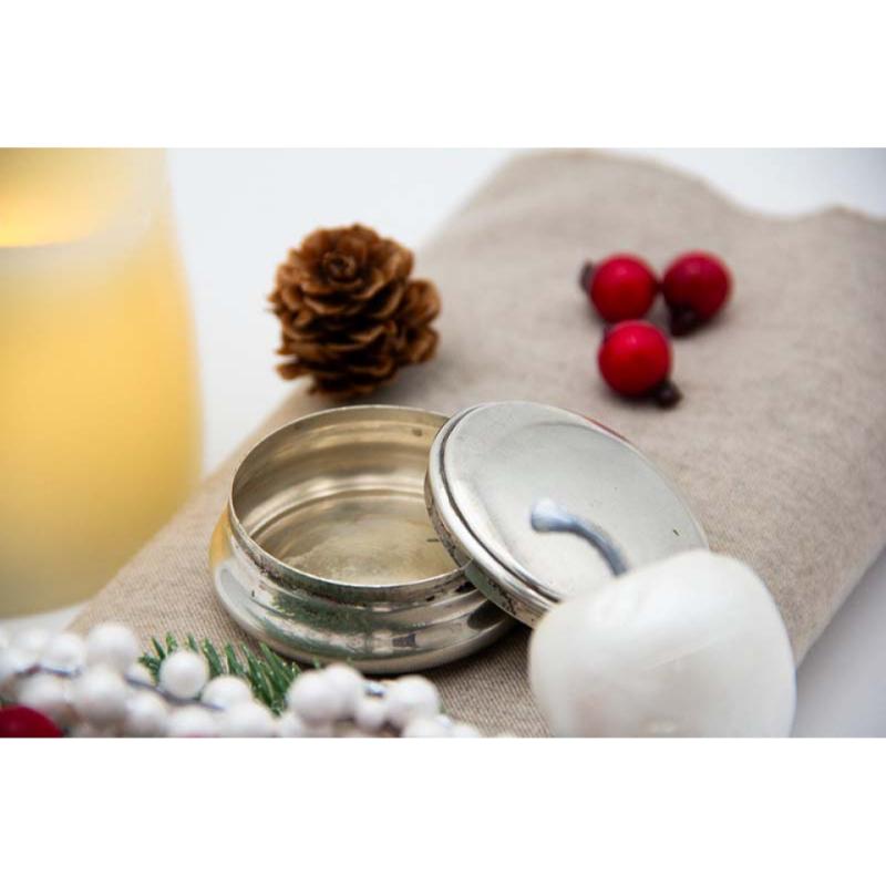 European Smooth silver box with a circular shape and removable lid For Sale