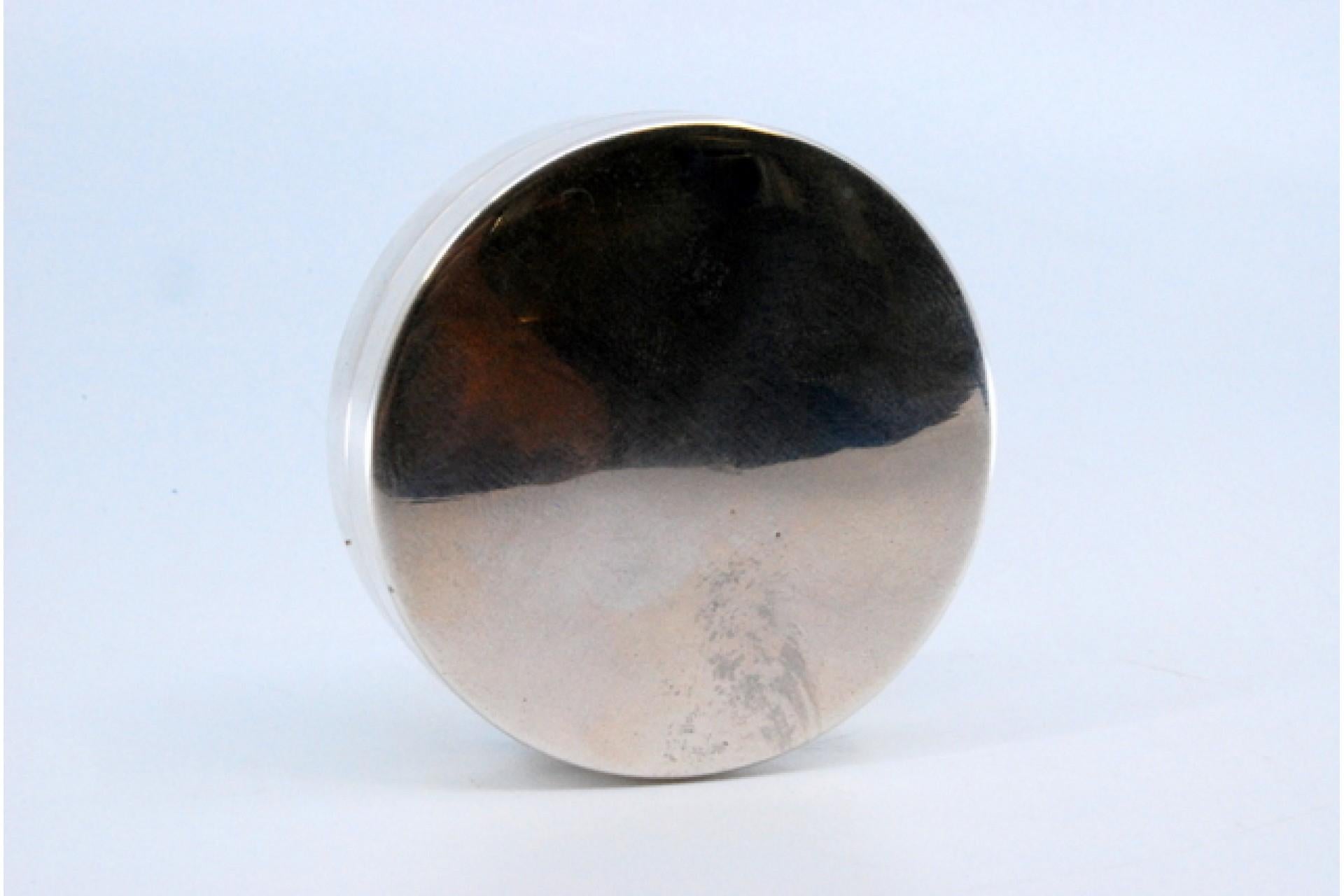 Smooth silver box with a circular shape and removable lid (Europäisch) im Angebot