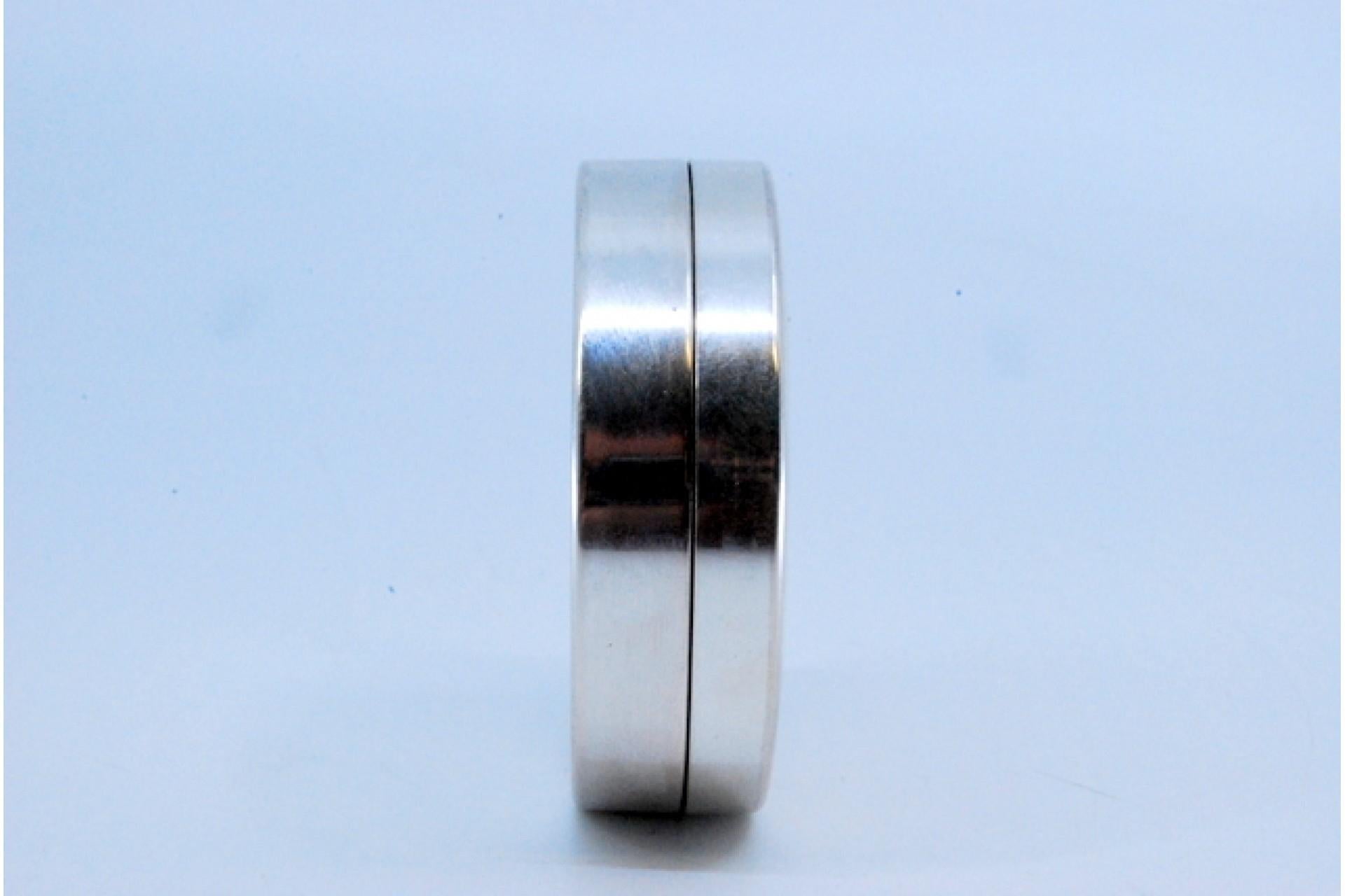 Smooth silver box with a circular shape and removable lid (20. Jahrhundert) im Angebot