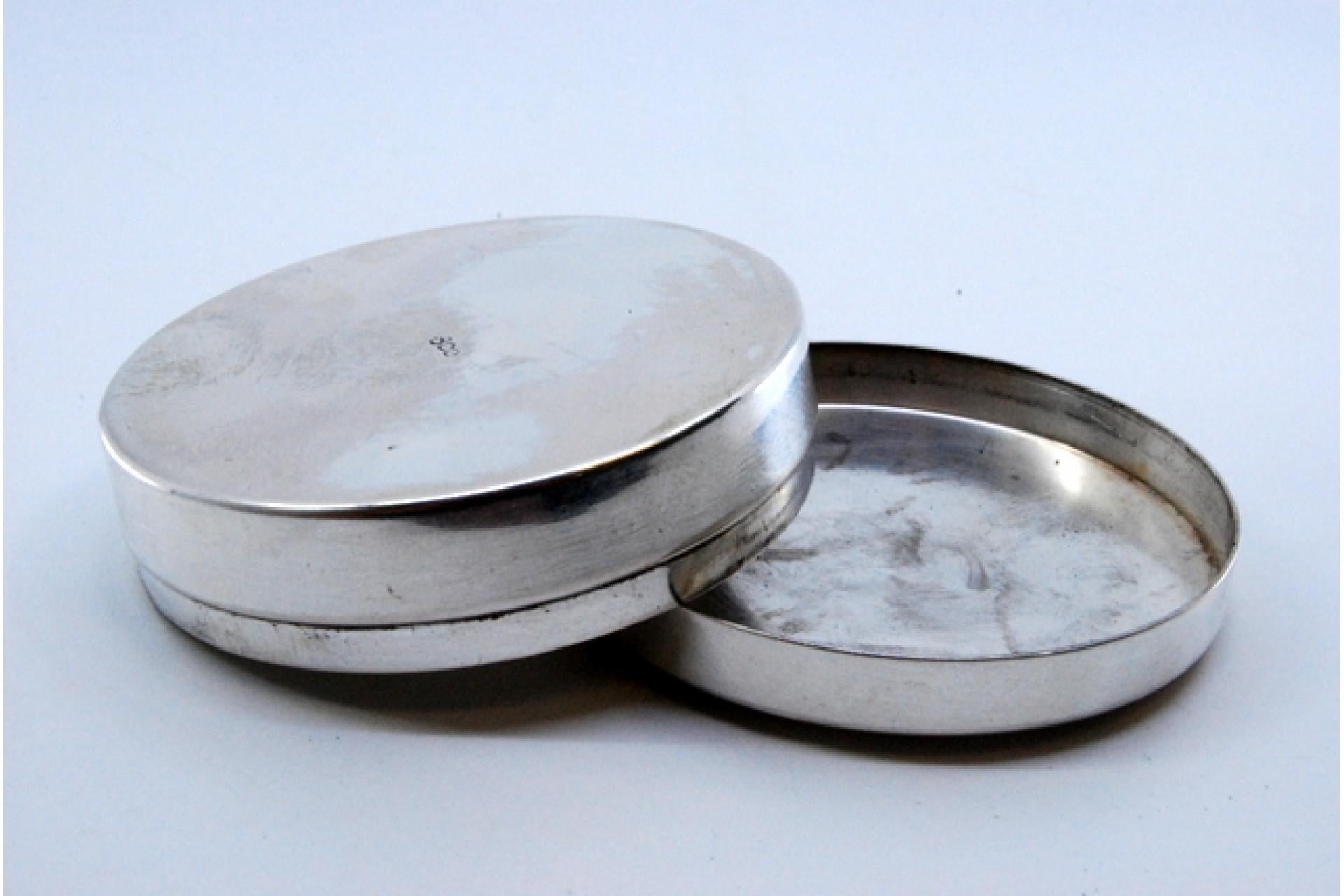 Smooth silver box with a circular shape and removable lid (Silber) im Angebot