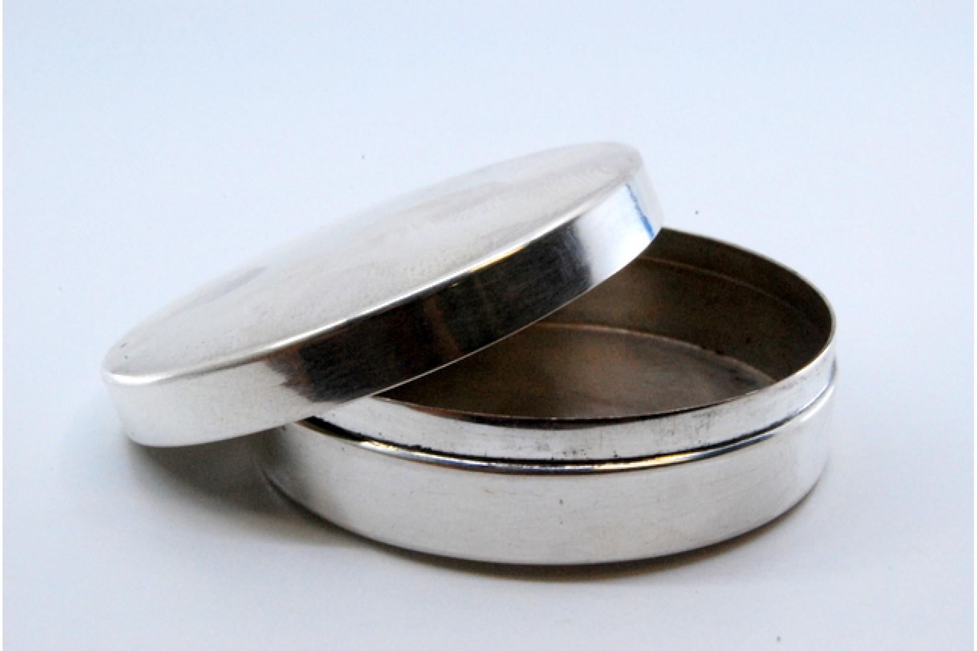Smooth silver box with a circular shape and removable lid im Angebot 1