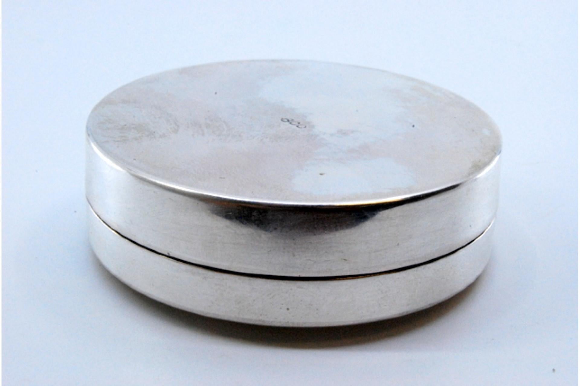 Smooth silver box with a circular shape and removable lid im Angebot 2