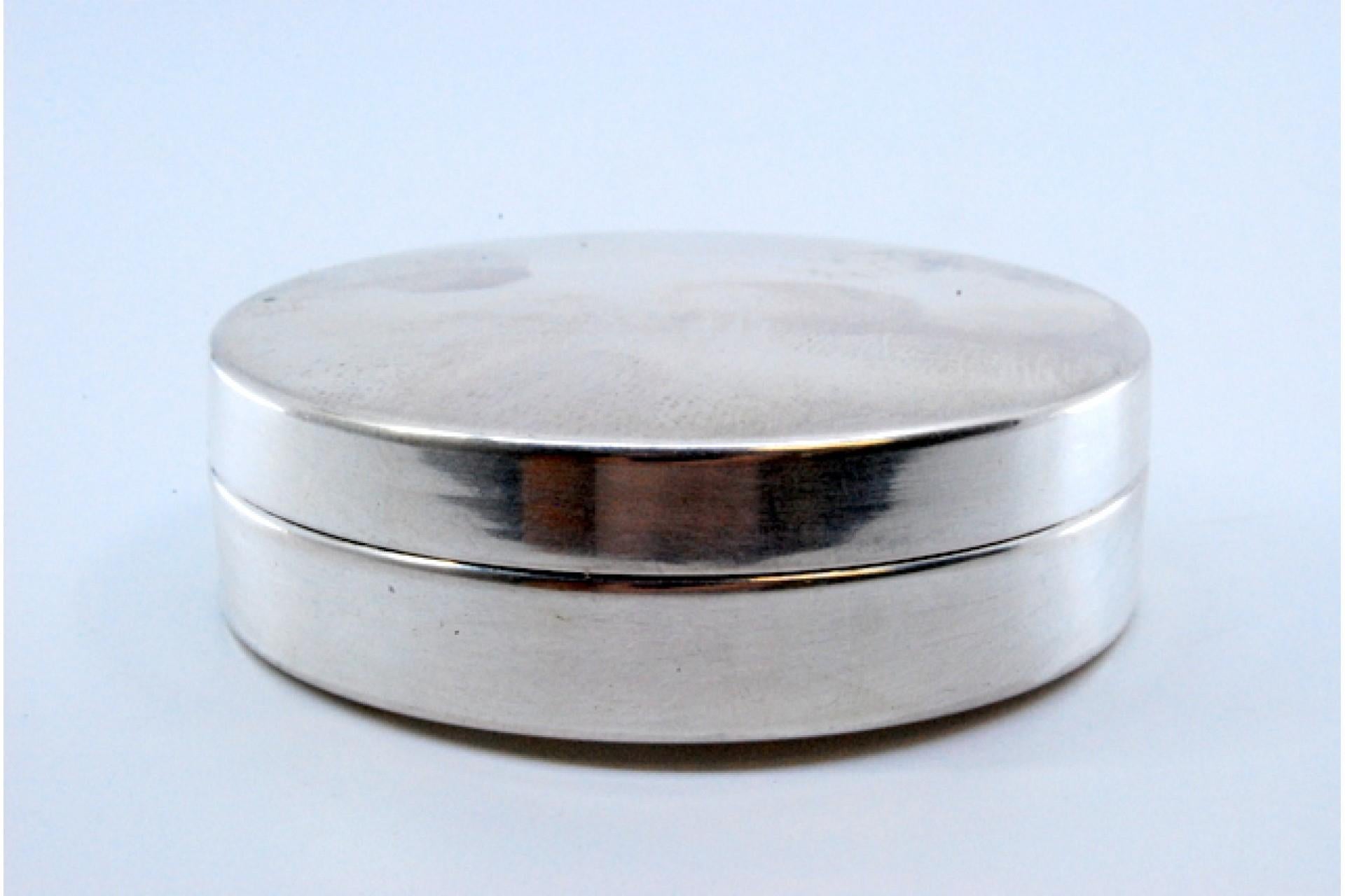 Smooth silver box with a circular shape and removable lid im Angebot 3