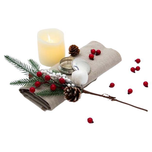 Smooth silver box with a circular shape and removable lid