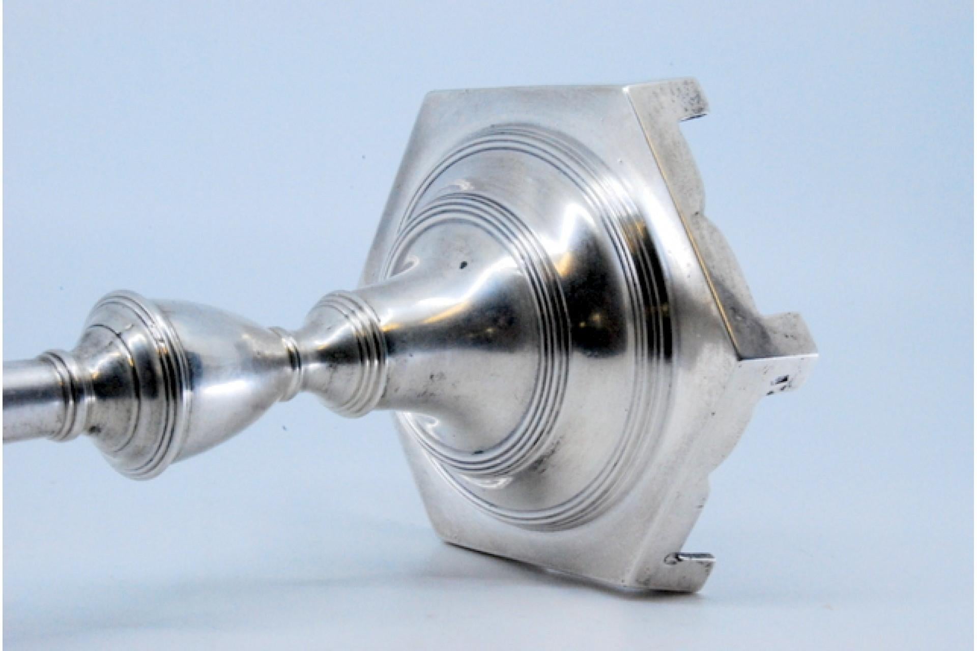 Smooth silver candlestick with turned shaft on hexagonal base For Sale 4