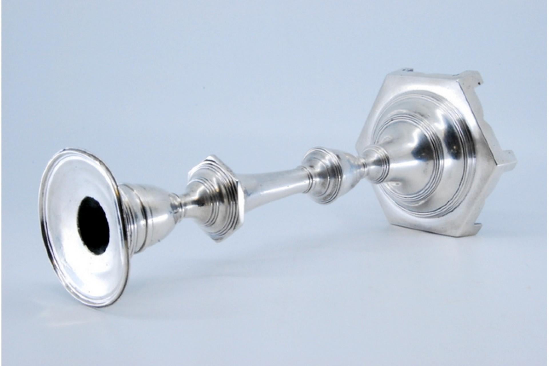 Smooth silver candlestick with turned shaft on hexagonal base In Good Condition For Sale In Porto, PT