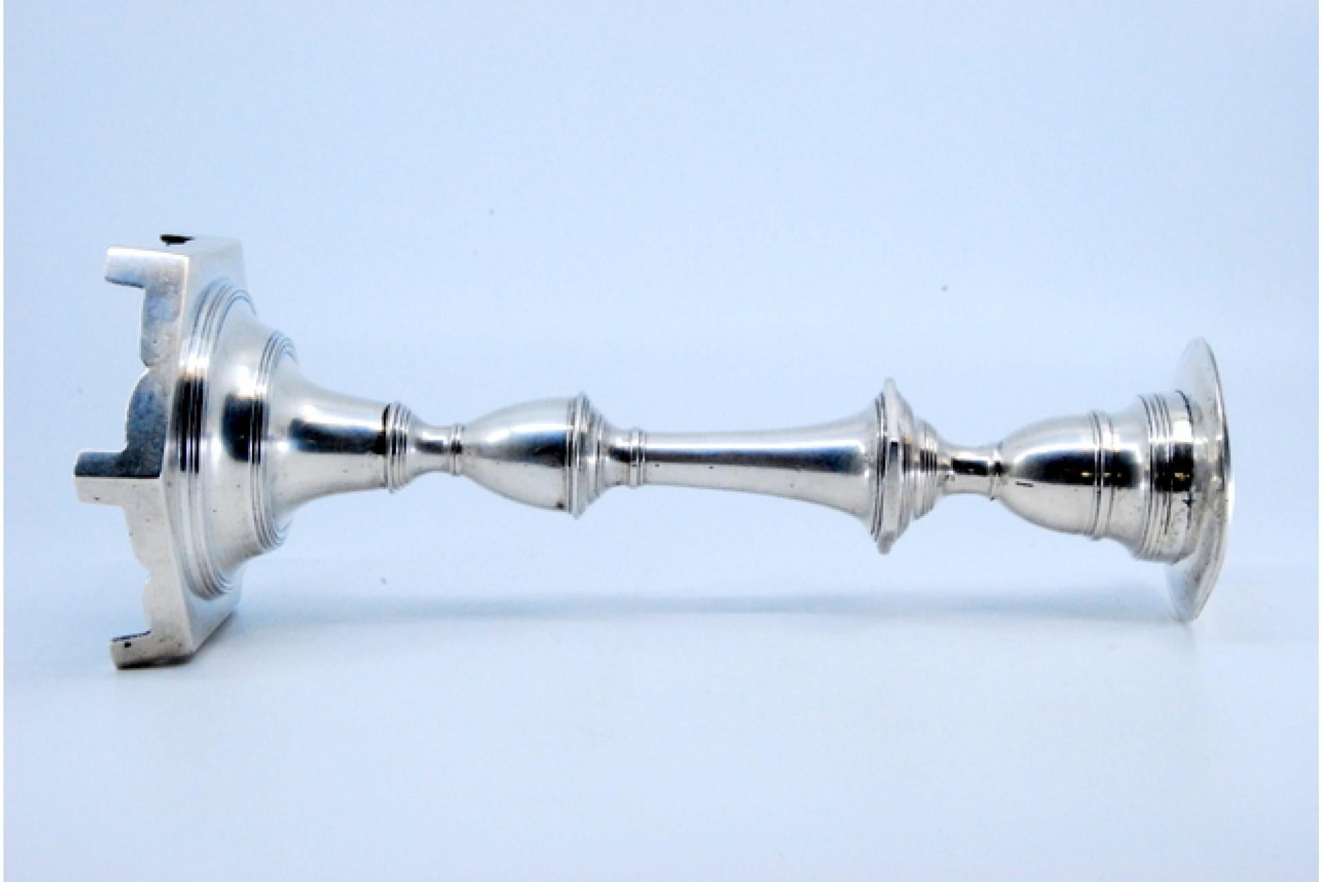 Smooth silver candlestick with turned shaft on hexagonal base For Sale 1