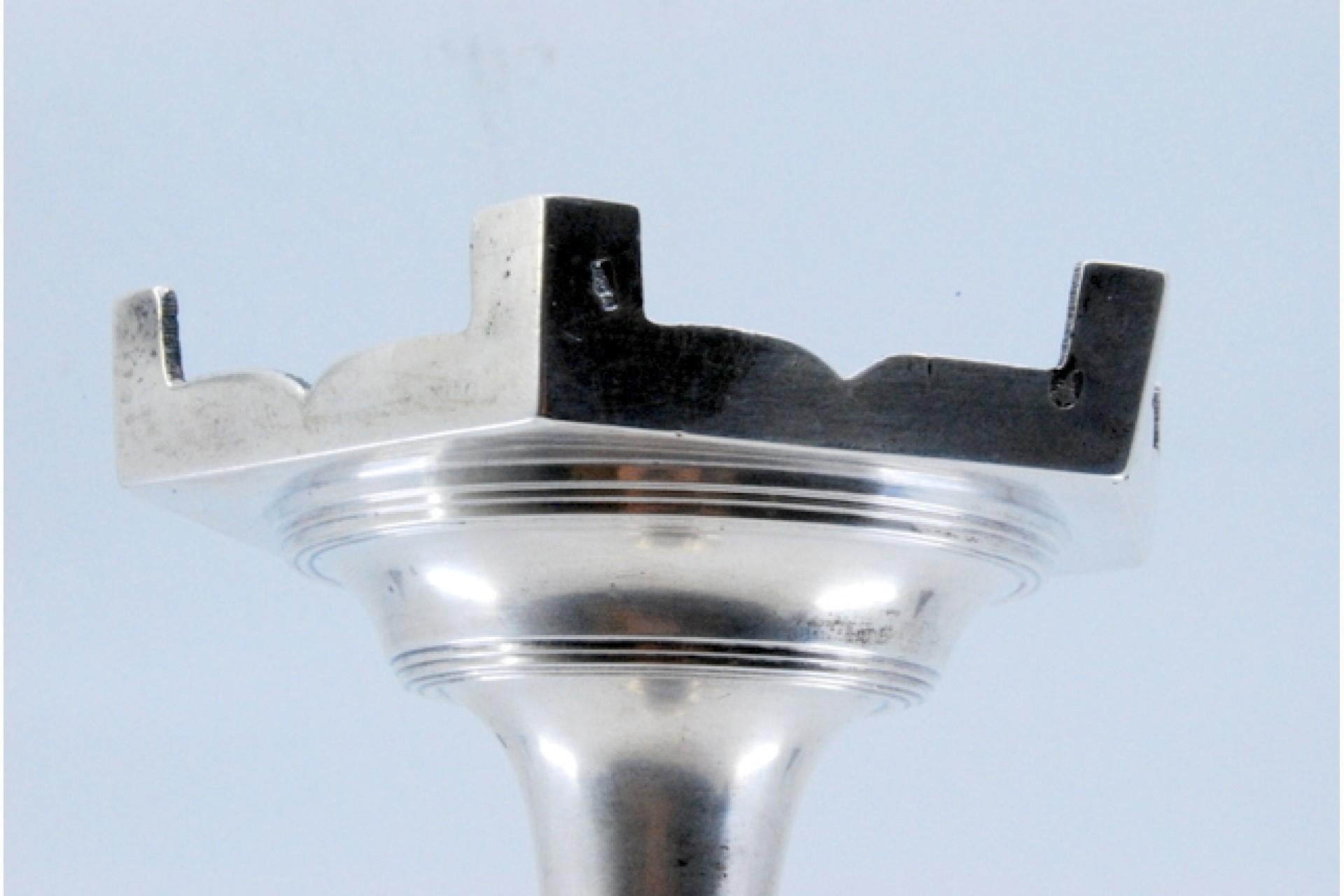 Smooth silver candlestick with turned shaft on hexagonal base For Sale 3