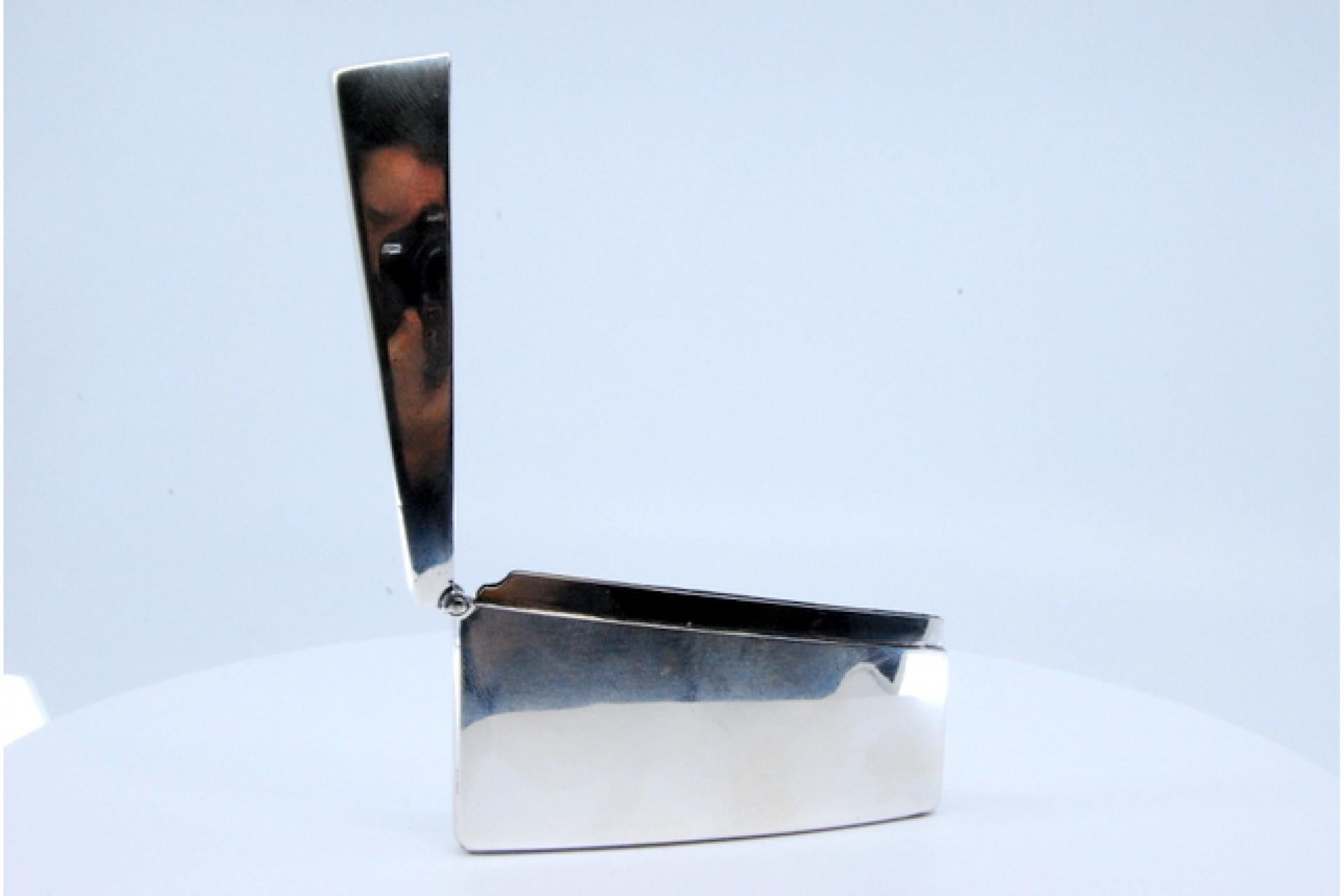 Smooth silver cardboard box with a curved shape In Good Condition For Sale In Porto, PT