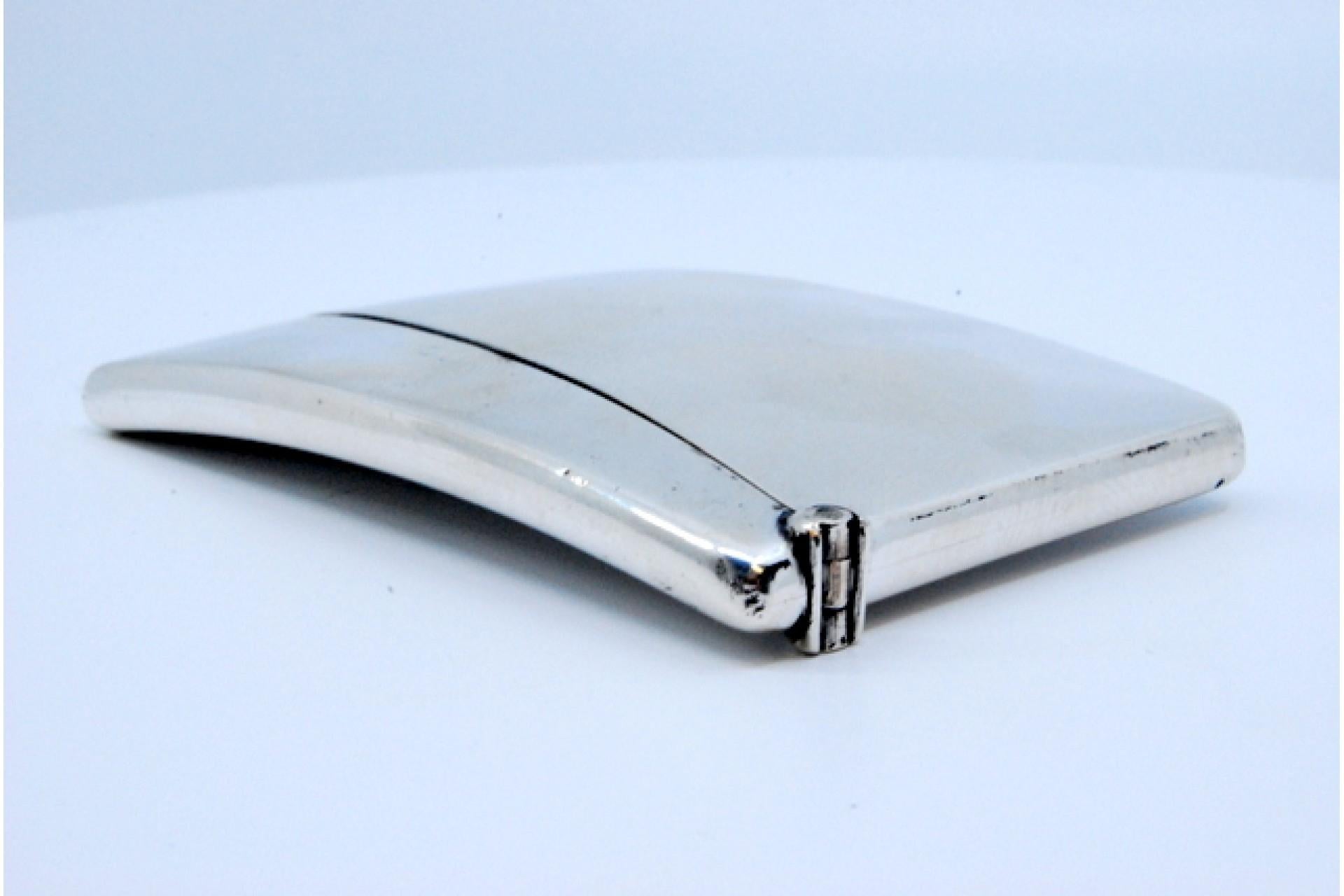Silver Smooth silver cardboard box with a curved shape For Sale