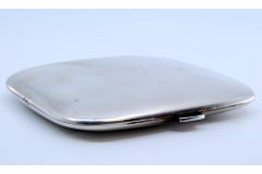 Smooth silver case, soap-shaped, with gold interior and hinged lid