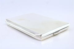 Astuccio liscio in argento con angoli smussati, nastri interni e coperchio con cerniera