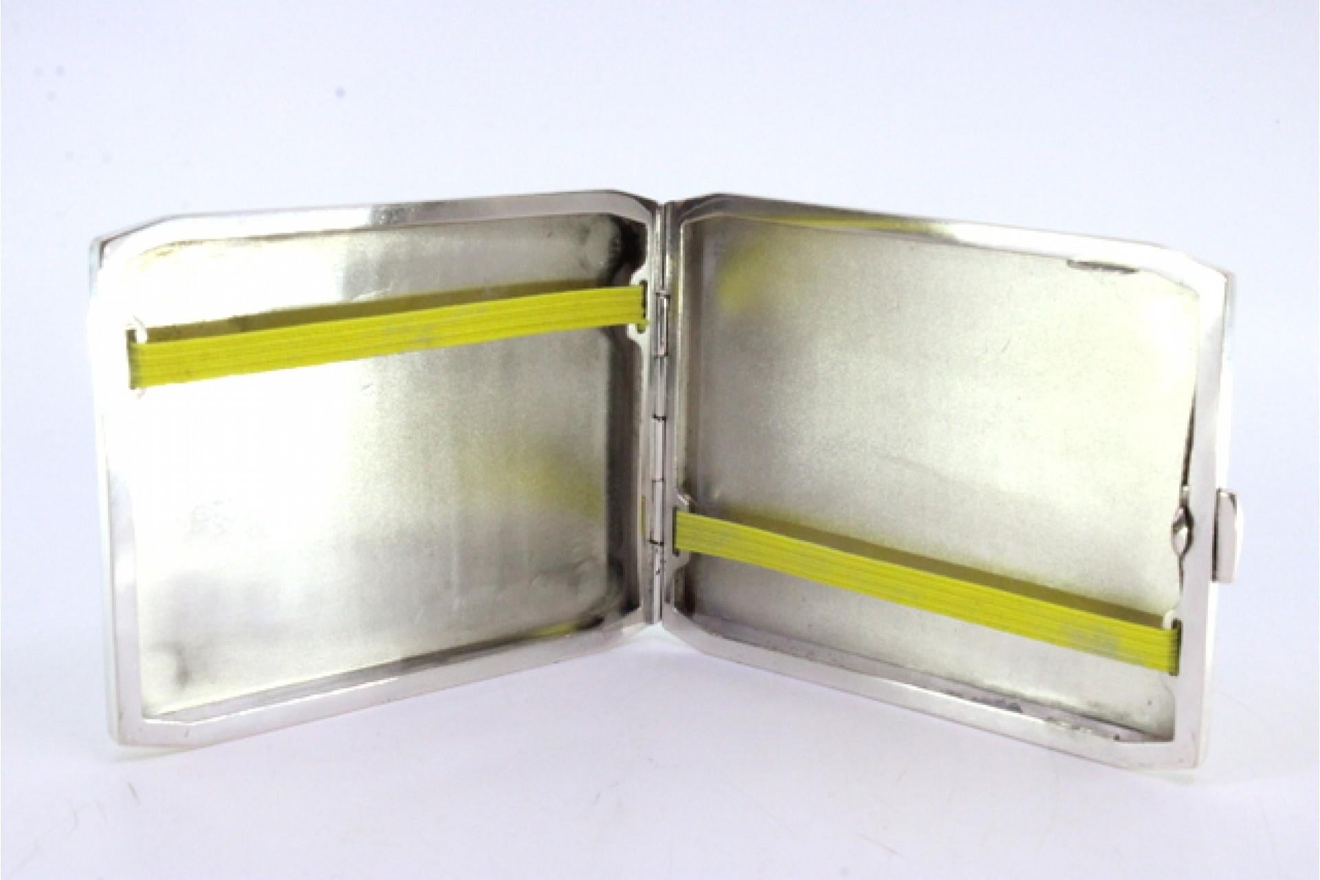 Smooth silver case with beveled corners, interior ribbons, hinged lid In Good Condition For Sale In Porto, PT